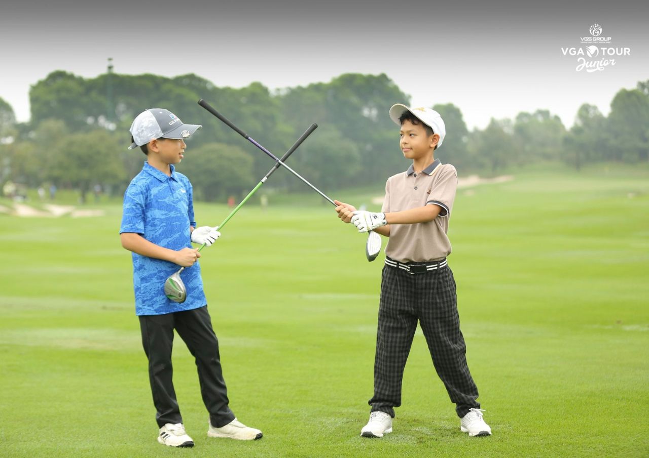 Hình ảnh đáng yêu của golfer nhí