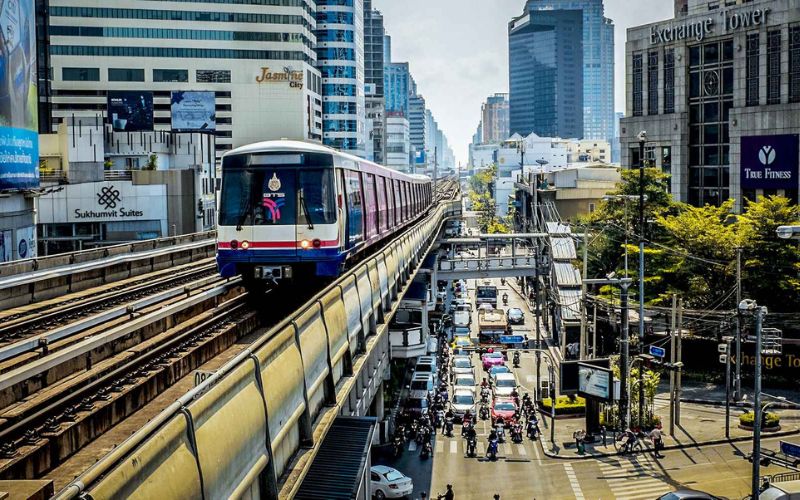 Di chuyển bằng tàu điện cũng vô cùng tiện lợi 