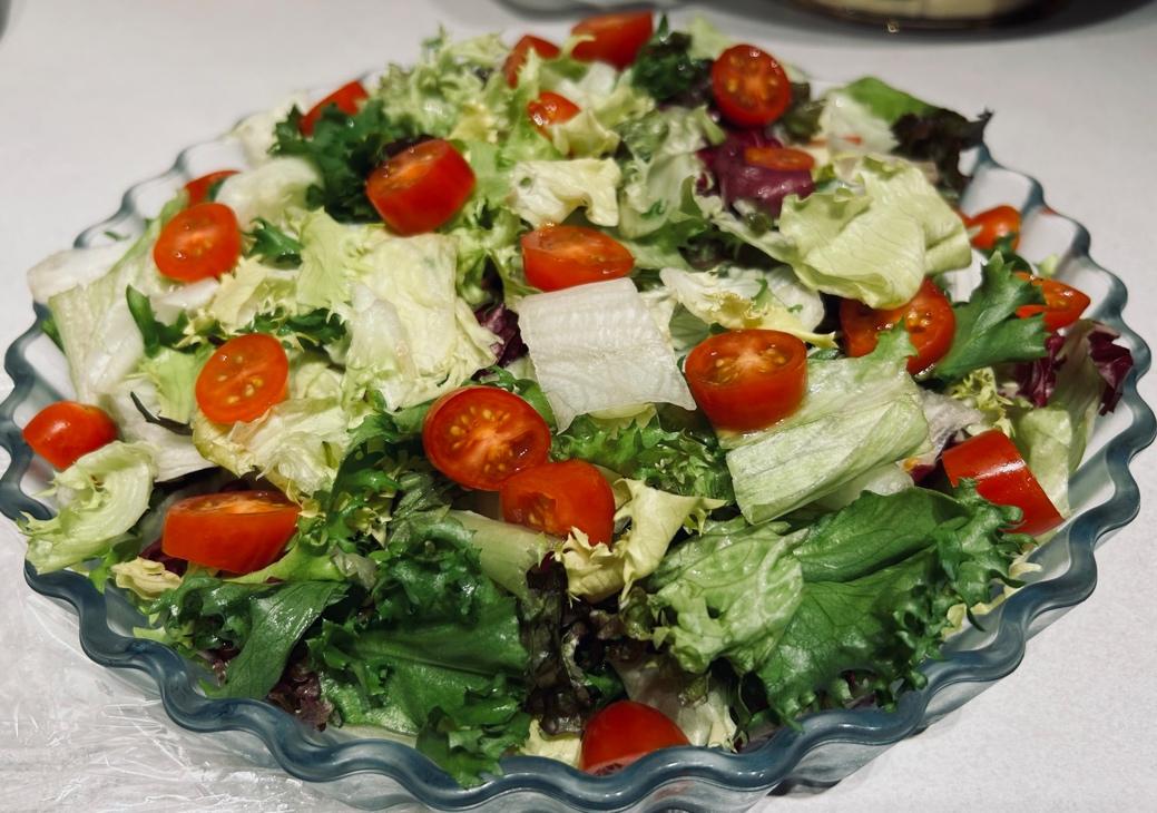 A salad with tomatoes and lettuce

Description automatically generated