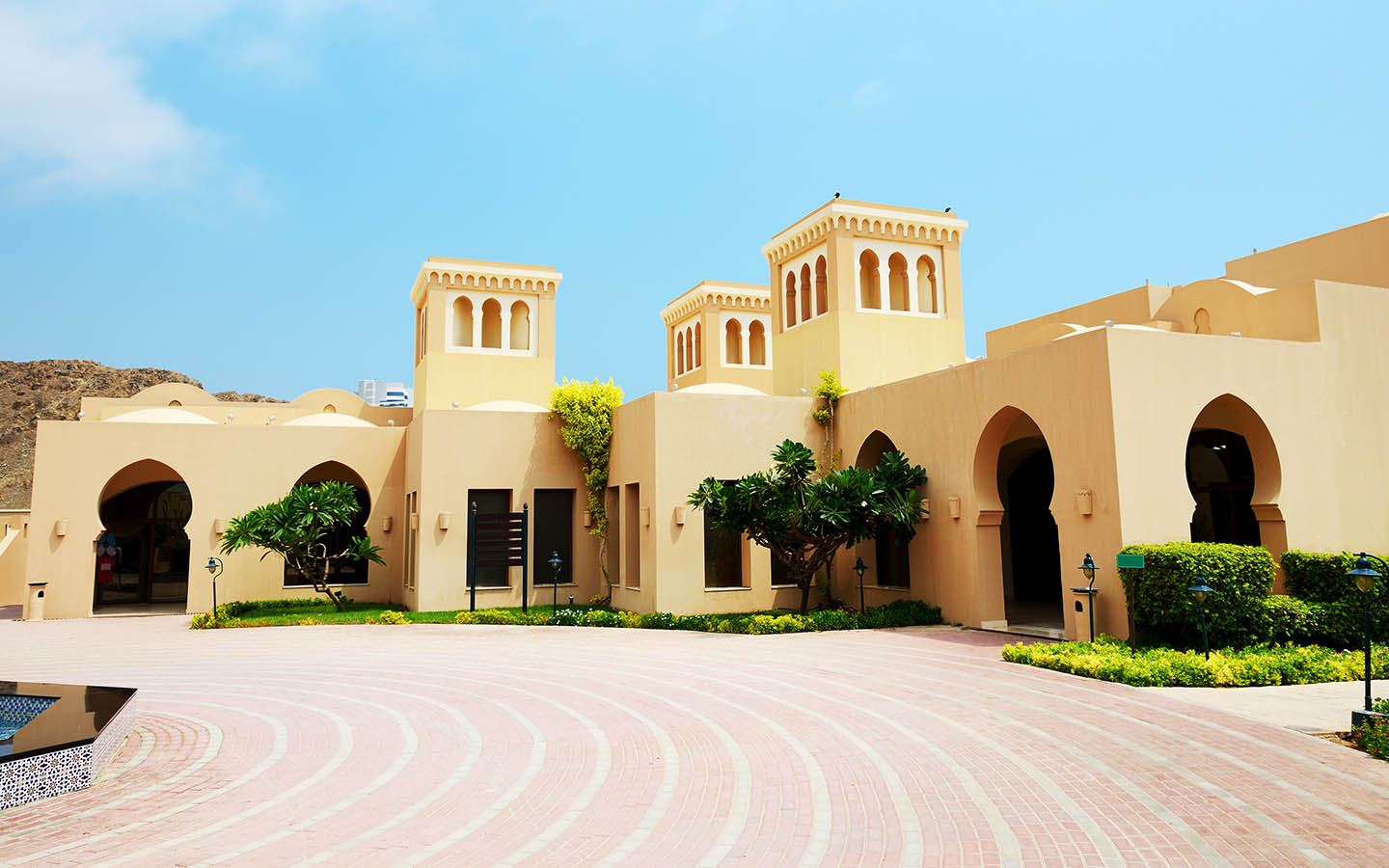 the popular Areas to rent properties in Fujairah for Expats also include numerous luxury villas