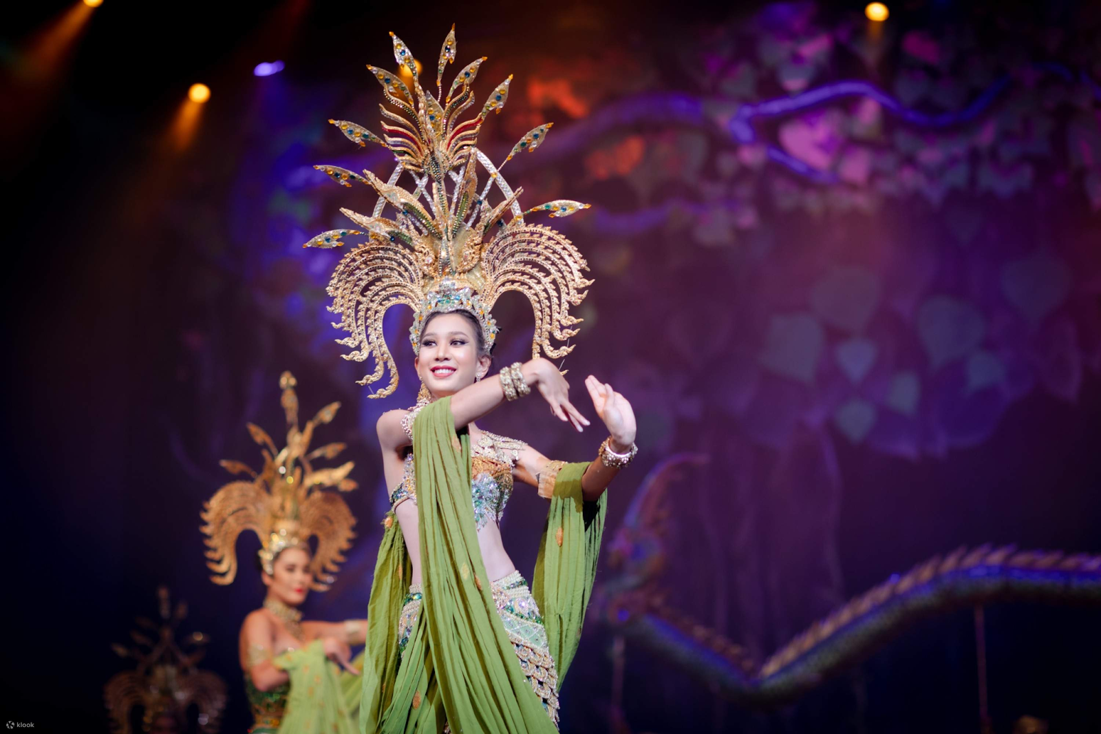 Vũ công đang biểu diễn tiết mục tại Alcazar Show, Pattaya.