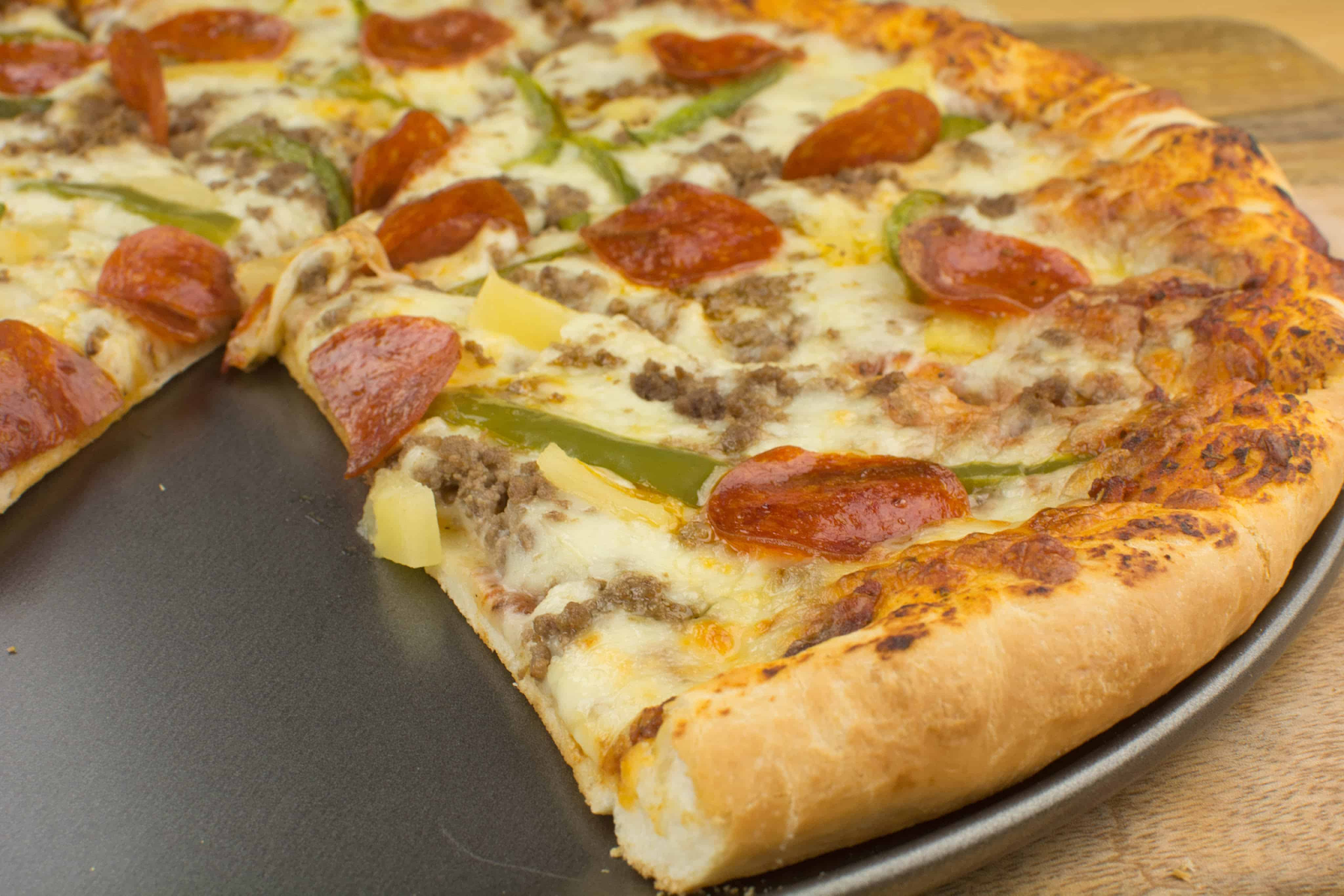 Cách làm pizza xúc xích béo ngậy vô cùng đơn giản4