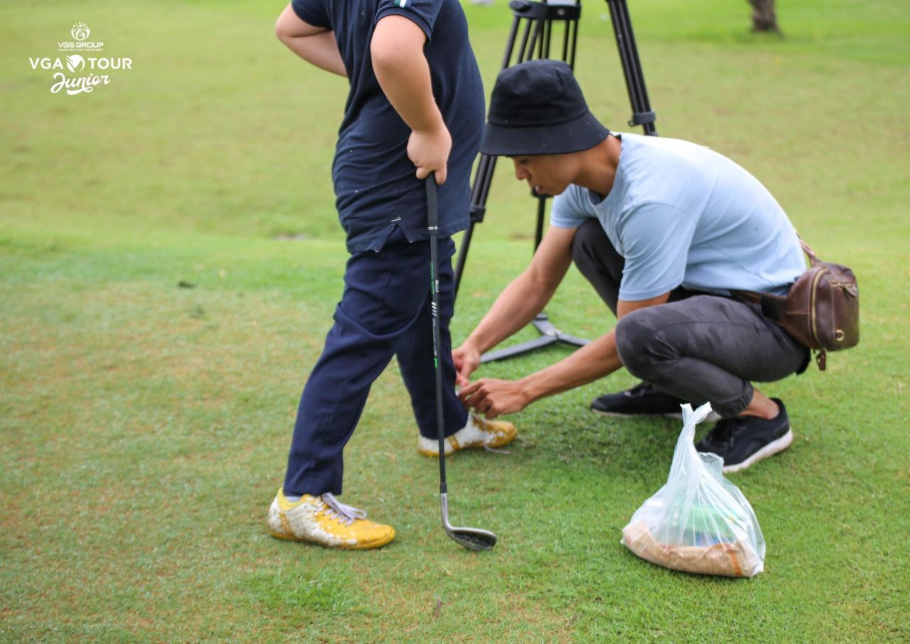 Khoảnh khắc đáng yêu của golfer nhí