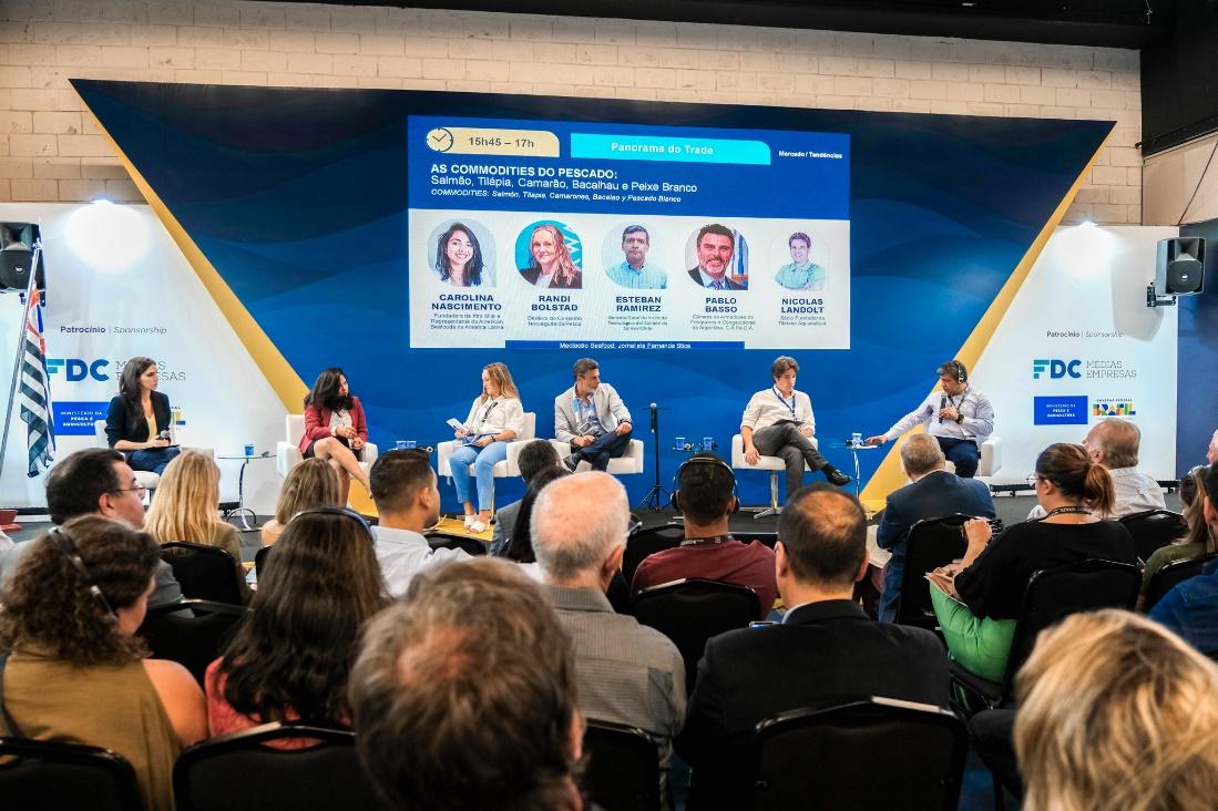Grupo de pessoas em um eventoDescrição gerada automaticamente com confiança média