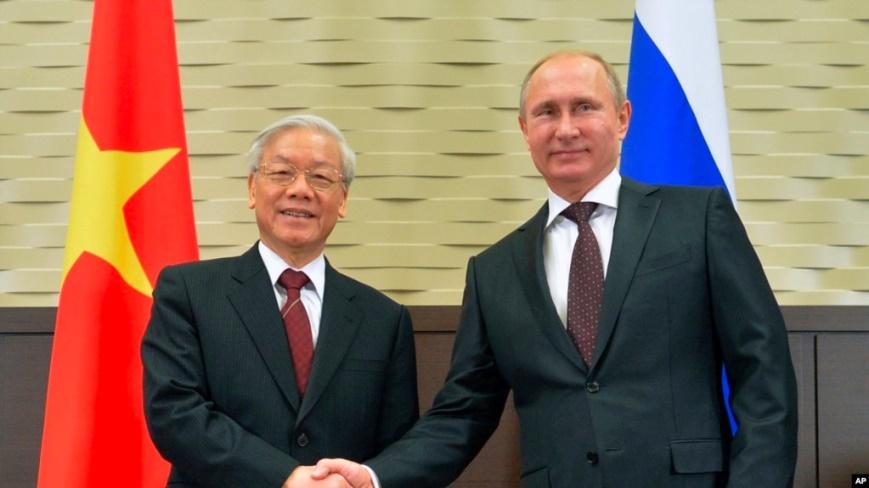 Việt Nam hiện không phải là thành viên của Tòa án Hình sự Quốc tế (International Criminal Court – ICC), do đó ông Putin sẽ không bị bắt theo lệnh truy nã của ICC nếu công du đến Việt Nam.
