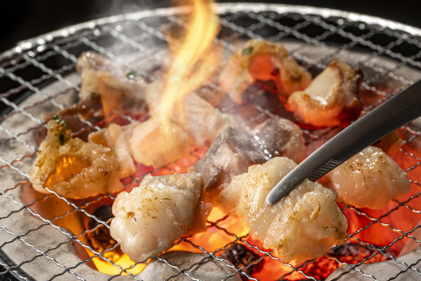 ３、七輪で焼き上げるジューシーな味わい「北見焼肉」