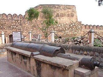 Image of tall walls of Jhansi Fort 