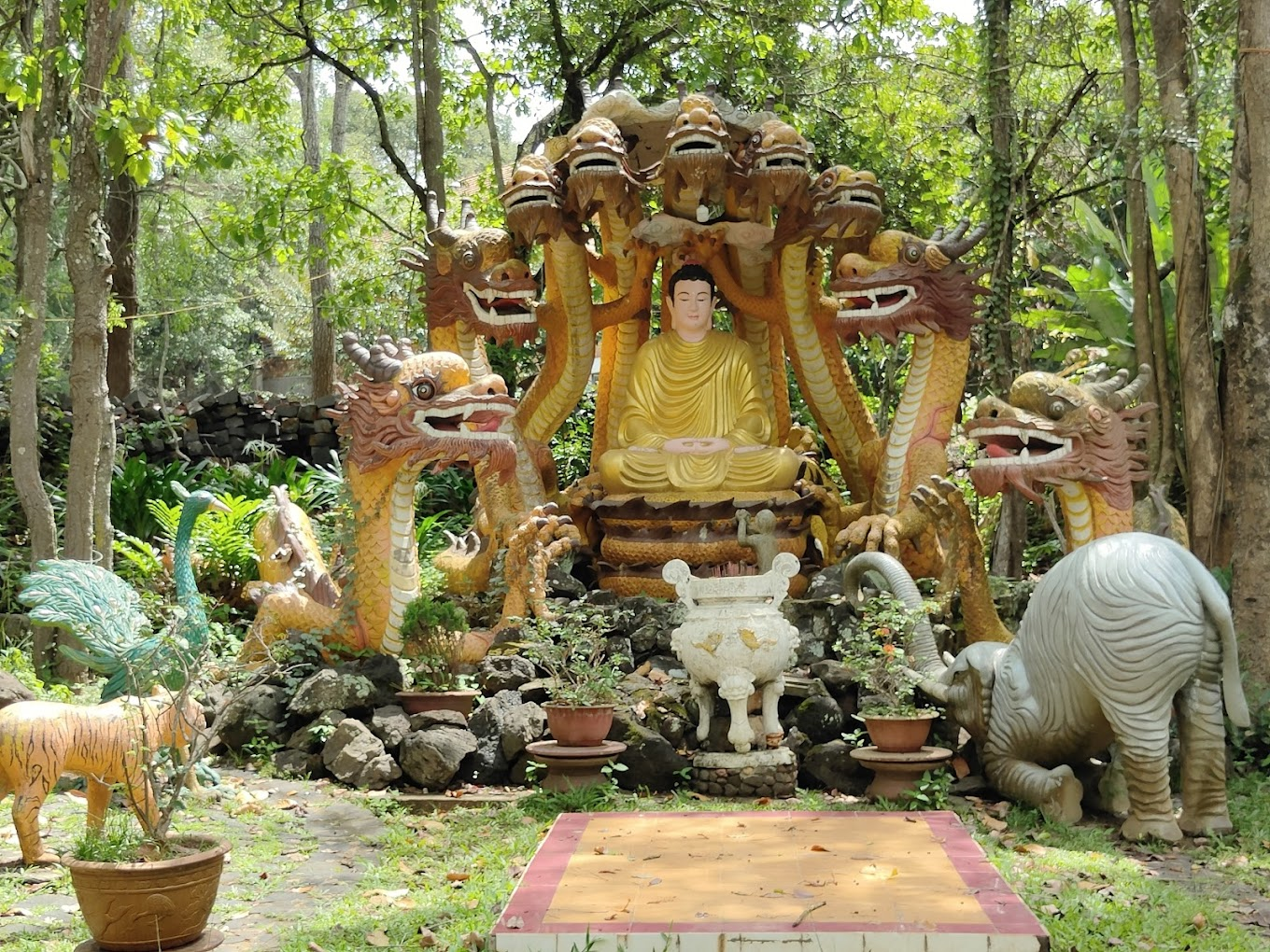 Tượng Phật tại khuôn viên Vĩnh Minh Tự Viện
