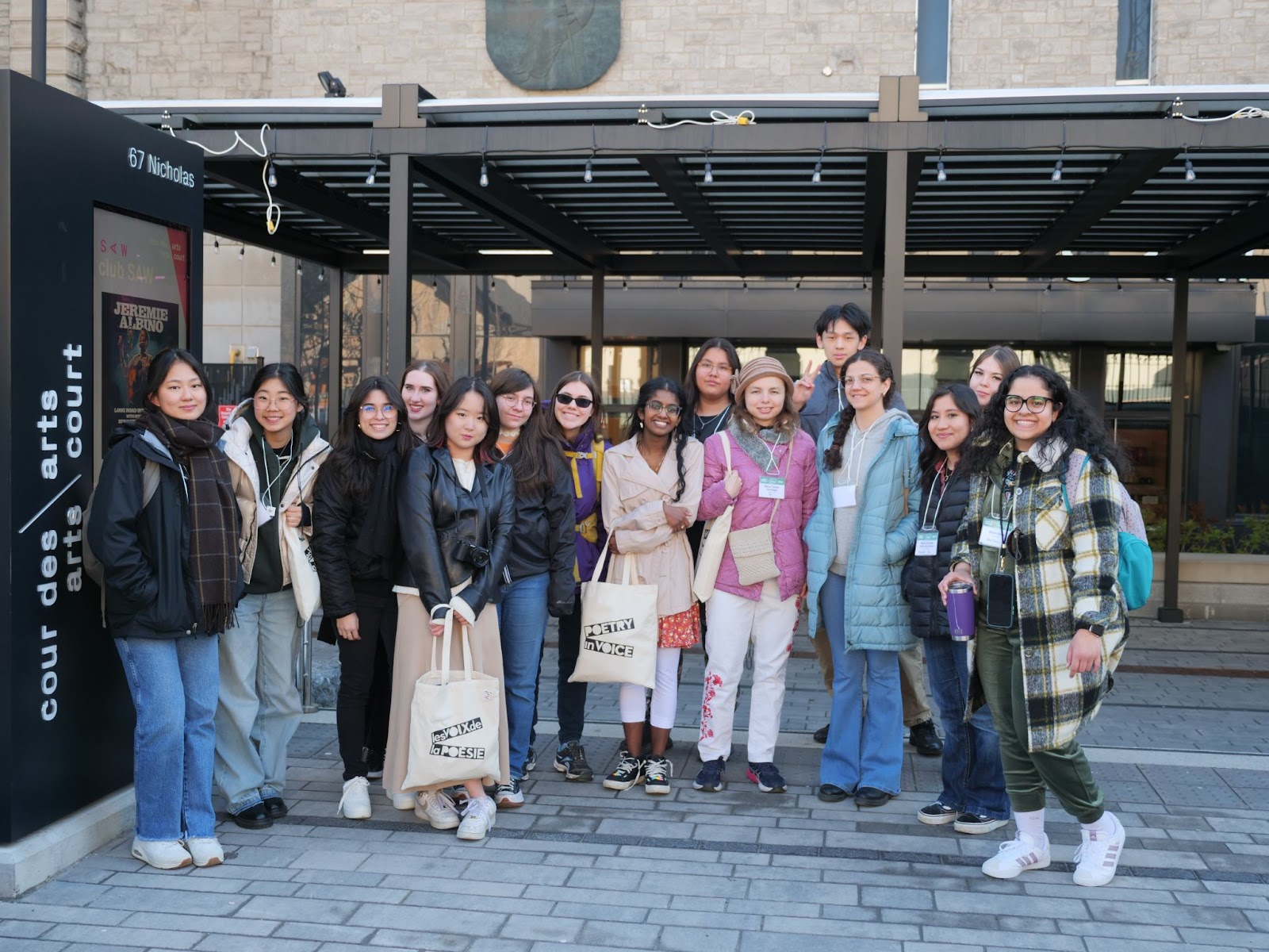 Les participant·e·s à Vers l’Avenir se rassemblent devant le Centre SAW, prêt·e·s pour la première journée d'ateliers. De gauche à droite : Eunsae, Abby, Andrea, Caprice, Kyo, Malcolm, Juliette, Kayshini, Feather, Marie-Pauline, Richard, Tosia, Maria, Hannah et Khushi. 