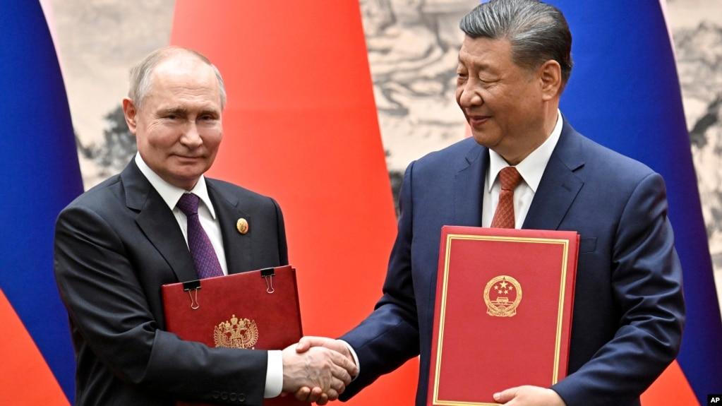 俄罗斯总统弗拉基米尔·普京周四(5月16日)在北京与中国国家主席习近平会晤并出席联合声明签署仪式。(媒体联访照片)