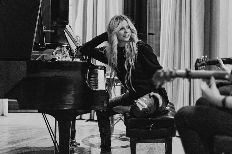 Imagem de conteúdo da notícia "Nova turnê de Avril Lavigne reunirá os maiores sucessos da sua carreira" #1