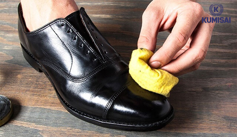 Lau chùi, vệ sinh sạch sẽ trước khi bảo quản giày da bóng