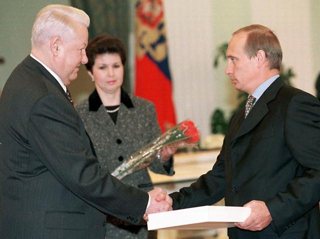 Boris Yeltsin estrecha la mano de Putin