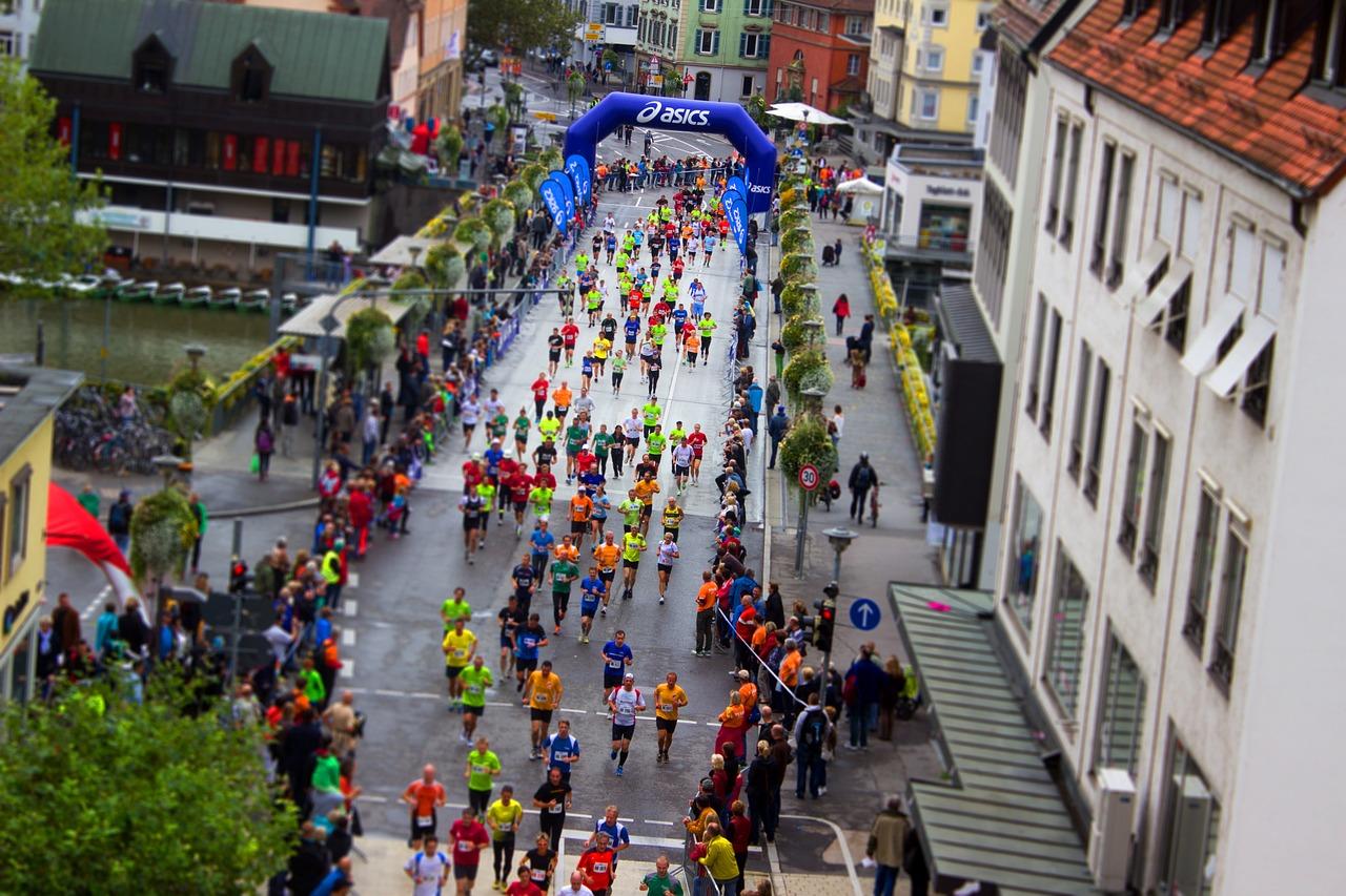 A group of people running in a city

Description automatically generated