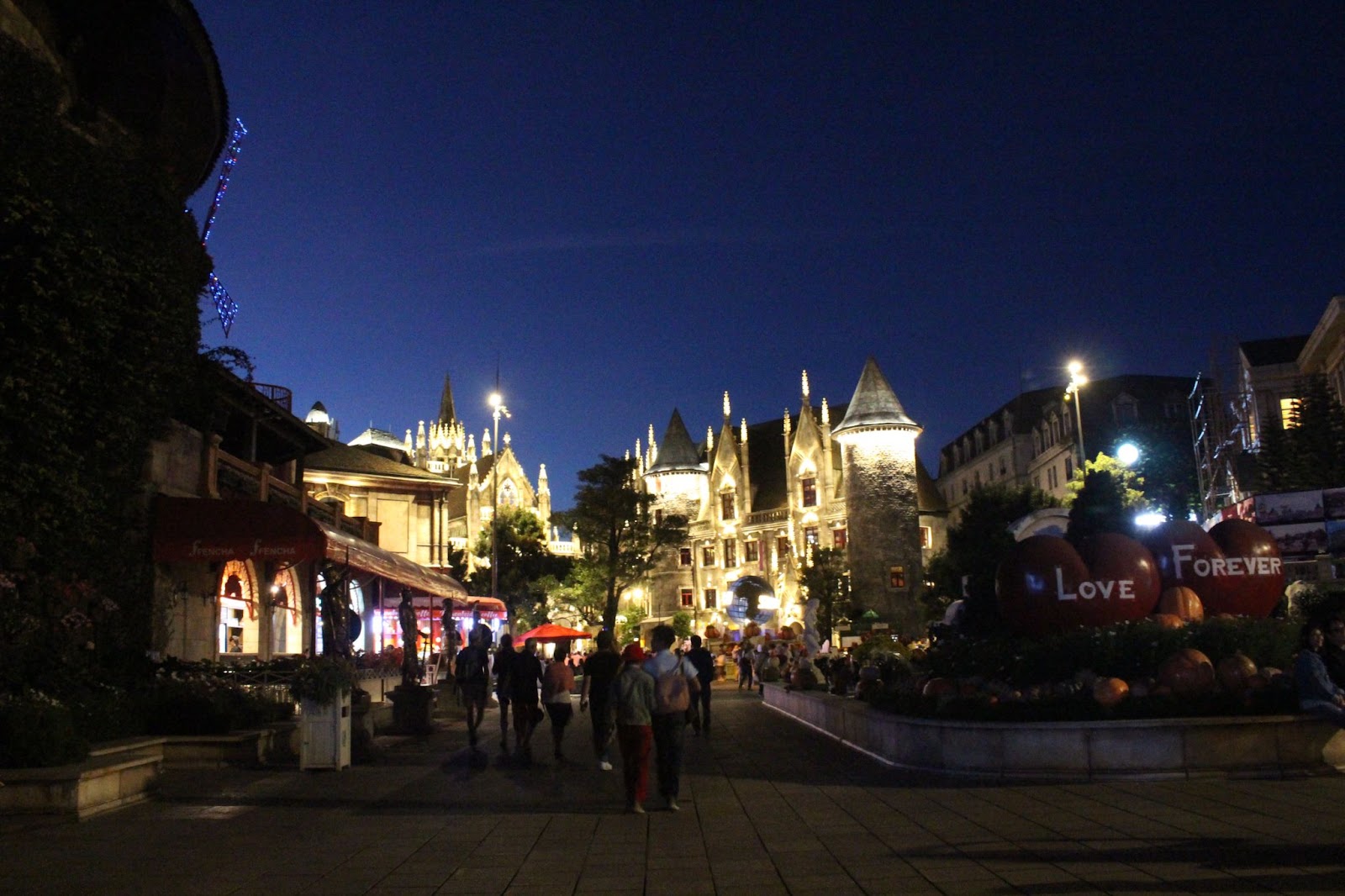 French Village Saat Malam Hari Ba Na Hills Da Nang