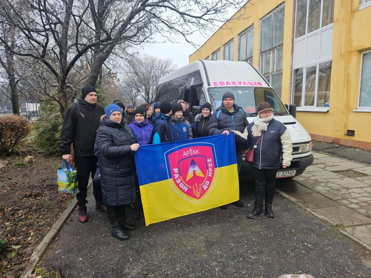 «Безробітна армія»: як запорізькі безробітні відбудовують, евакуйовують та допомагають обороні 