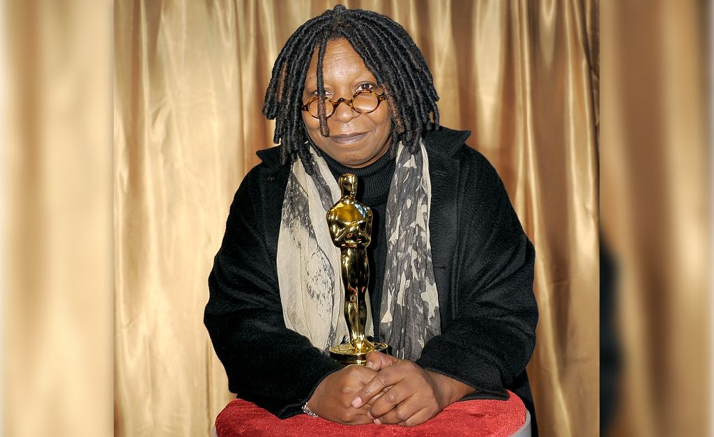 Reproduão: Whoopi Goldberg com um Oscar