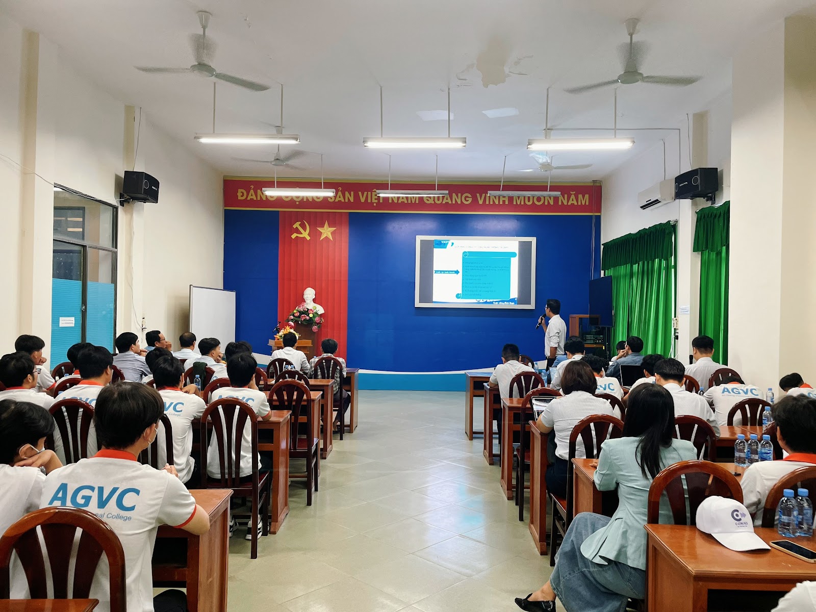 Sinh Viên ngành CNTT AGVC Khám Phá Môi Trường Làm Việc Tại VNPT - Tiền Giang