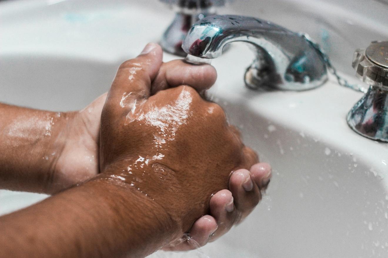 First step: Wash your palms with water: