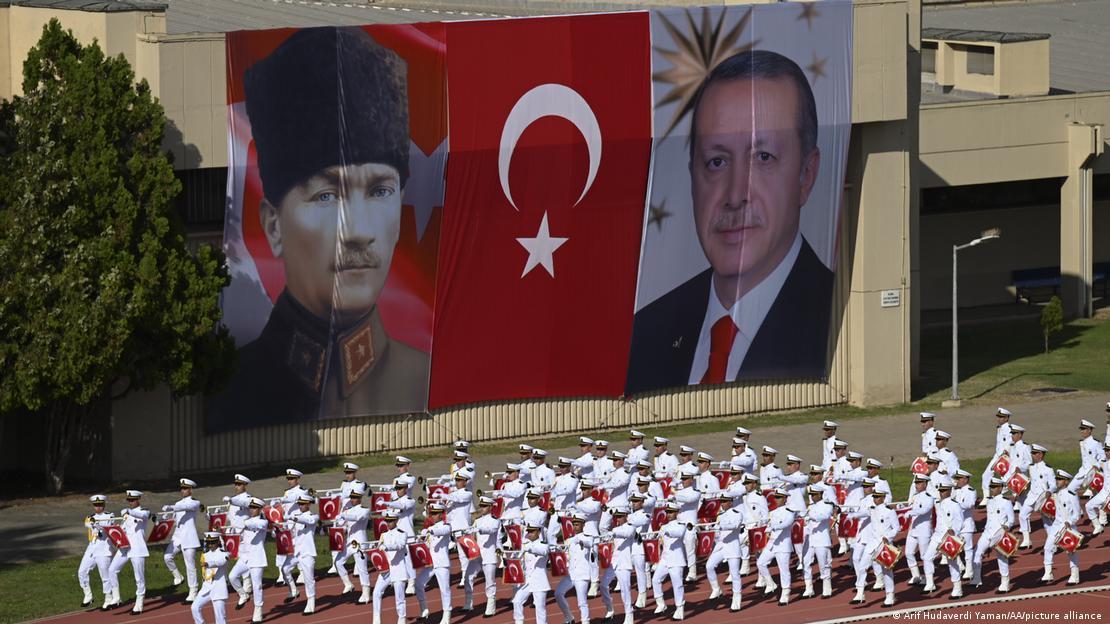رژه نظامی در برابر پرچم ترکیه و تصاویر آتاتورک و اردوغان
