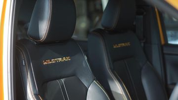 Phiên bản Wildtrak “xịn” nhất với dòng chữ Wildtrak dập nổi trên lưng ghế đi kèm ghế lái chỉnh điện 8 hướng