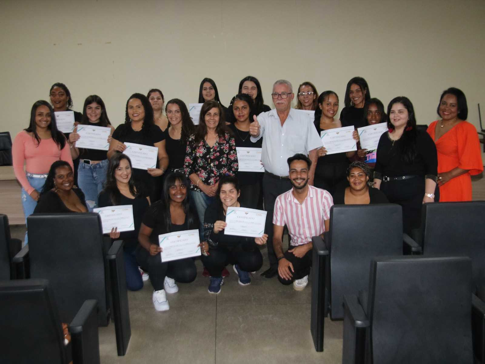 26 mulheres se formam em cursos de depilação e design de sobrancelhas.

Foto posada do Prefeito, a secretária de assistência social Vera, o coordenador Raphael Gustavo e todas as alunas, que seguram seus diplomas em mãos.