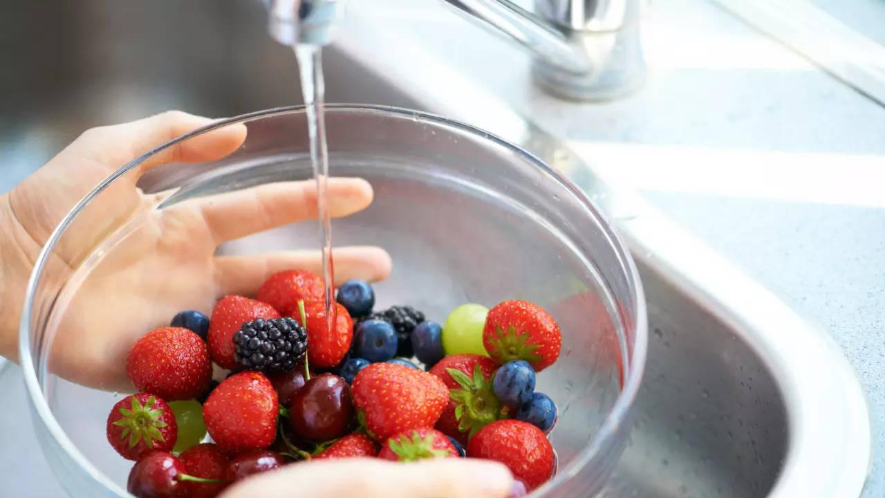 Kitchen Hacks 101: 6 smart ways to remove pesticides from fruits - Times of  India