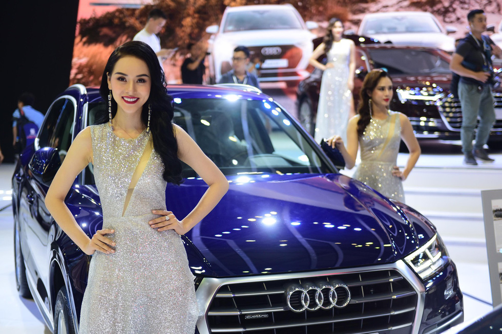 Những PG ở một showroom xe 