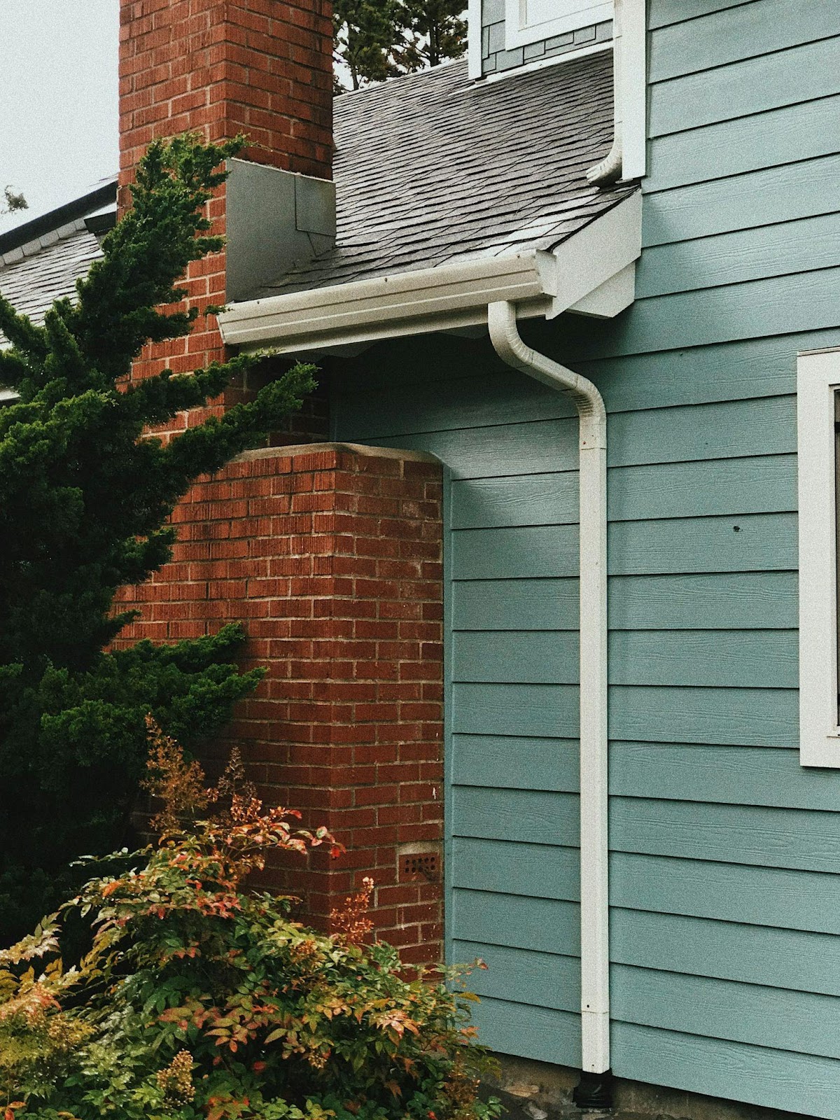 Benefits of Regularly Cleaning Your Gutters in Ontario