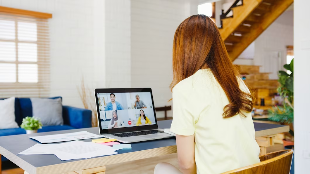 Cô gái tham dự cuộc họp online với đồng nghiệp