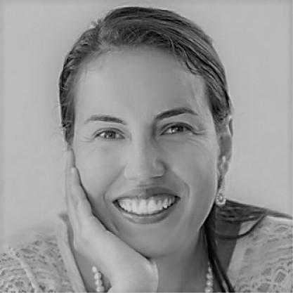 Foto en blanco y negro de una mujer sonriendo
Descripción generada automáticamente
