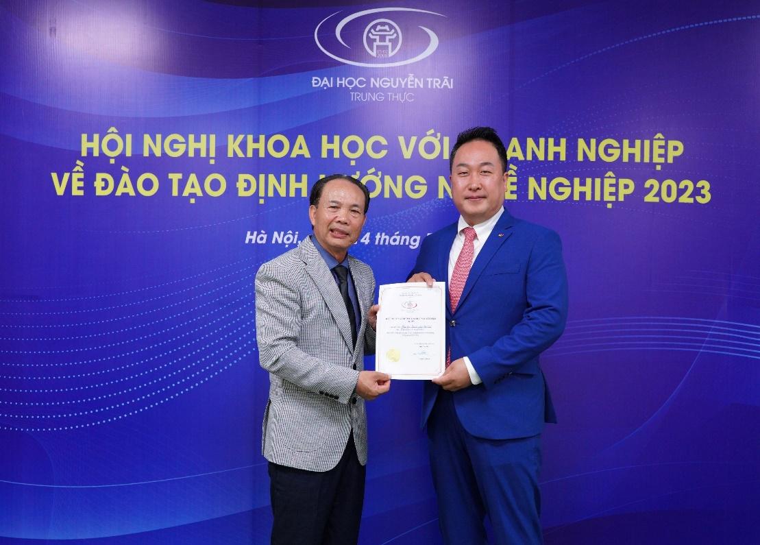 Ông Hong Sun – Chủ tịch Hiệp hội doanh nghiệp Hàn Quốc tại Việt Nam – Korcham (bên phải ảnh) trao chứng nhận NTU là thành viên Hiệp hội cho Tiến sĩ Nguyễn Tiến Luận – Hiệu trưởng nhà trường