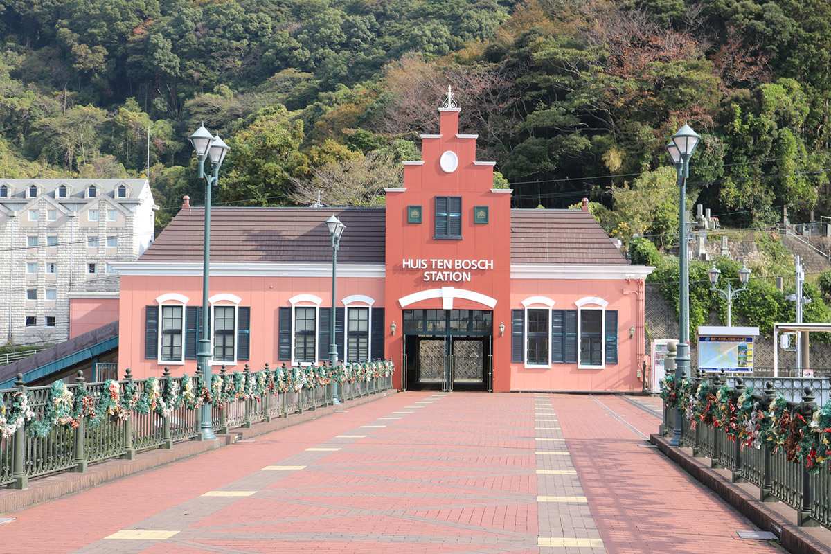 ハウステンボス駅から広がるフラットな直線