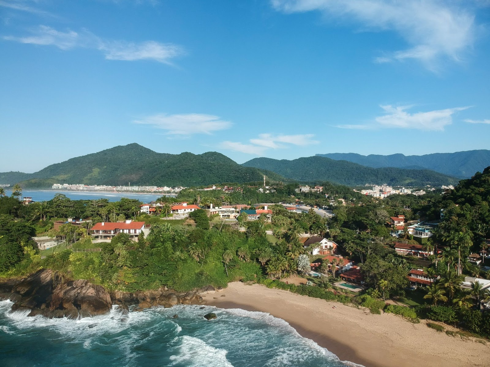 Vista aérea do litoral de Ubatuba.