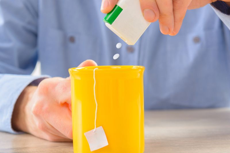 Sử dụng đường aspartame để pha trà và cà phê