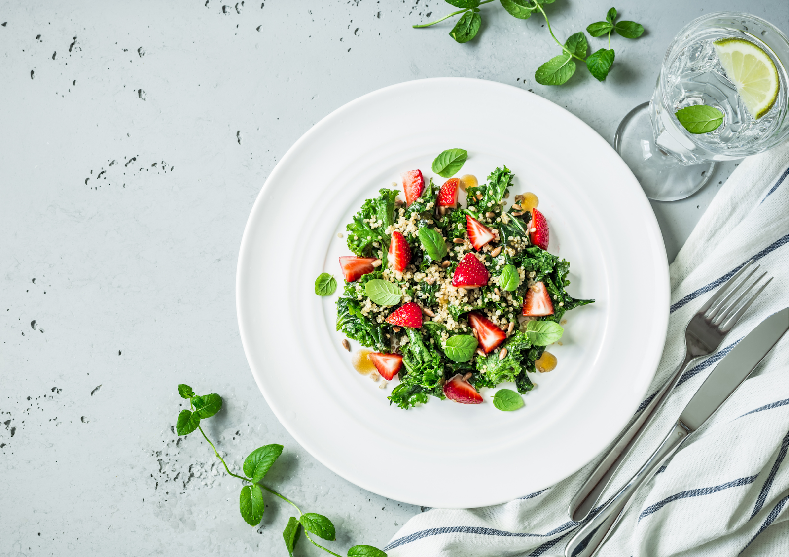 Salade de kale, millet et fraises 