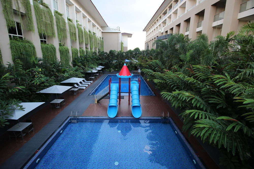 area kolam anak Eastparc Hotel Yogyakarta yang dikelilingi oleh hijaunya tanaman