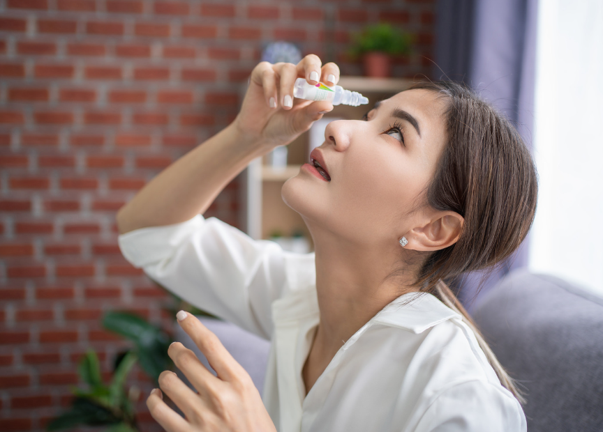 女性在家中使用眼藥水 - 眼睛痛怎麼辦？