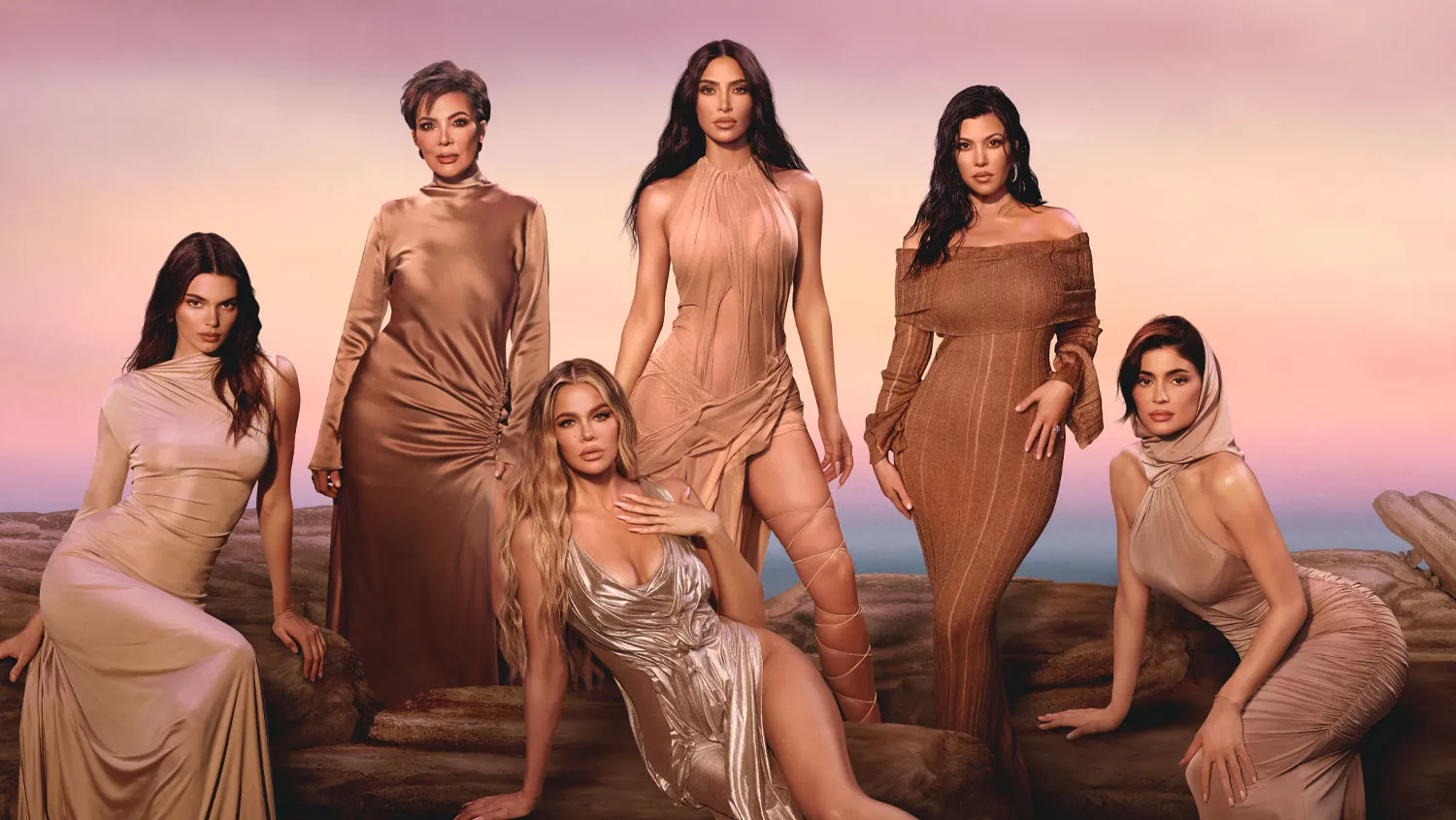 Elenco principal de "Las Kardashians" posando en un entorno al aire libre con un cielo al atardecer de fondo. De izquierda a derecha: Kendall Jenner, Kris Jenner, Khloé Kardashian, Kim Kardashian, Kourtney Kardashian y Kylie Jenner.