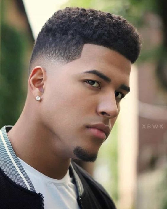 Picture of a man wearing the Low Skin Fade
