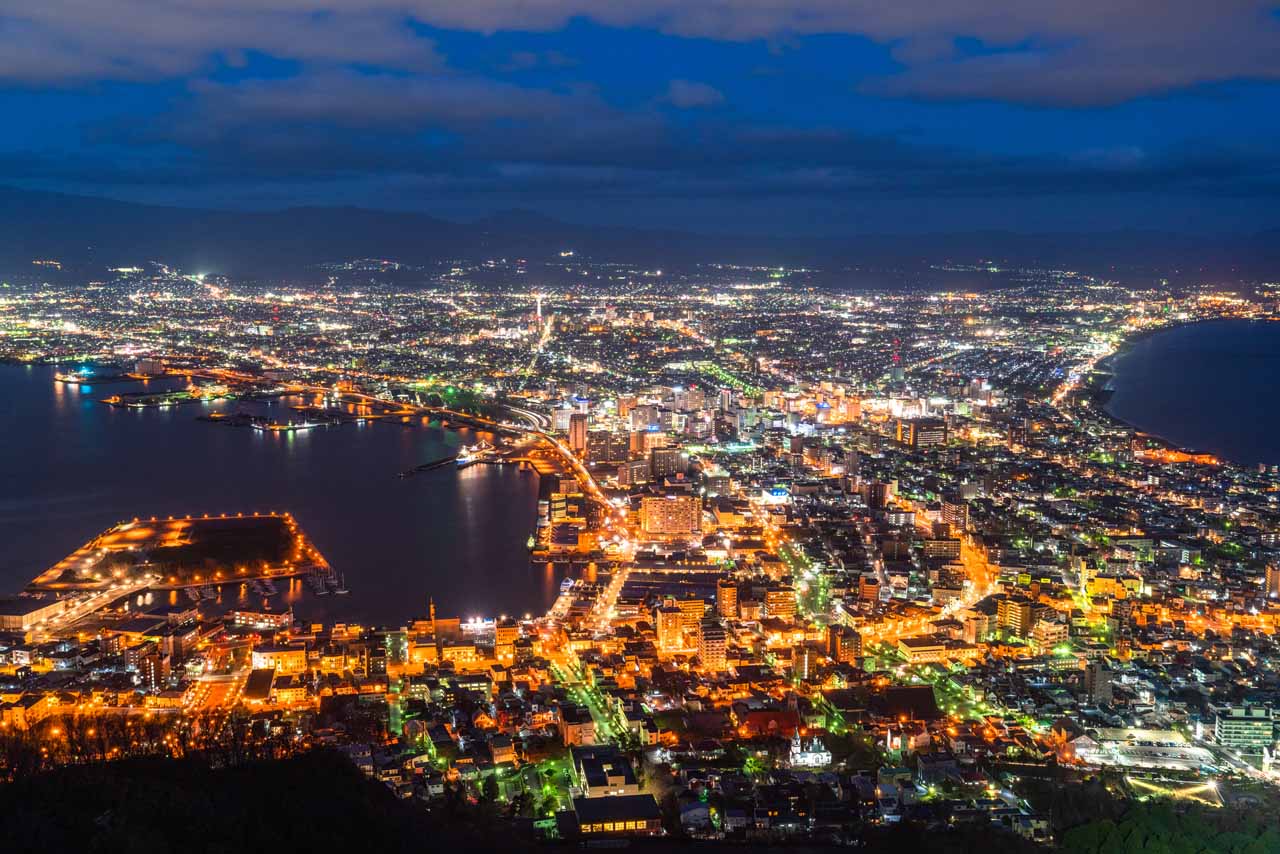 函館市：100万ドルの夜景をその目に焼き付けろ！「函館山展望台」