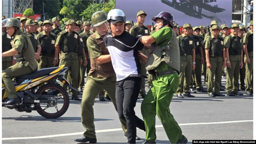 Lực lượng an ninh cơ sở diễn tập trấn áp hành vi gây rối trật tự công cộng trong buổi lễ ra mắt lực lượng hôm 1/7 năm 2024 trước cửa chợ Bến Thành