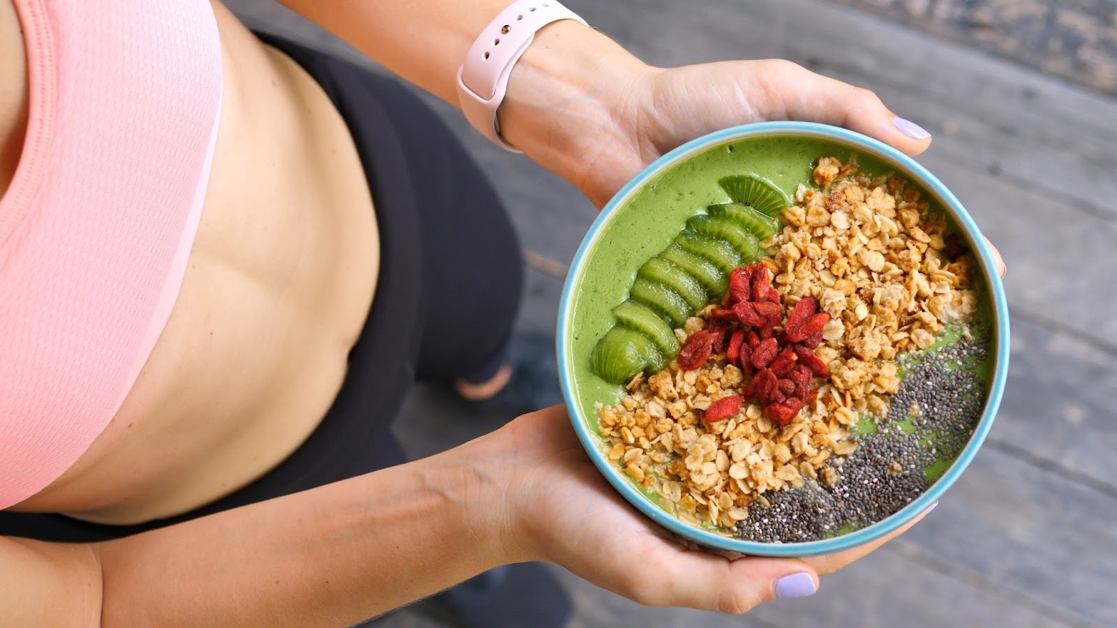 femme tenant un bol avec des muesli dedans