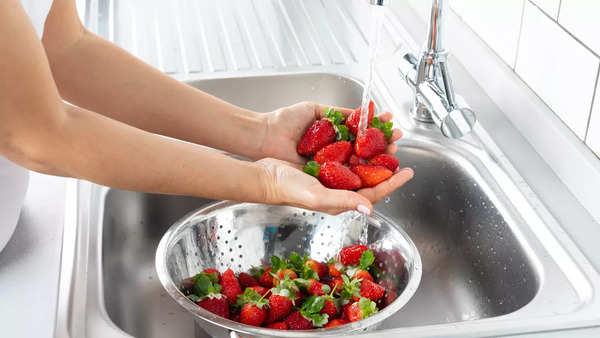 Kitchen Hacks 101: 6 smart ways to remove pesticides from fruits - Times of  India