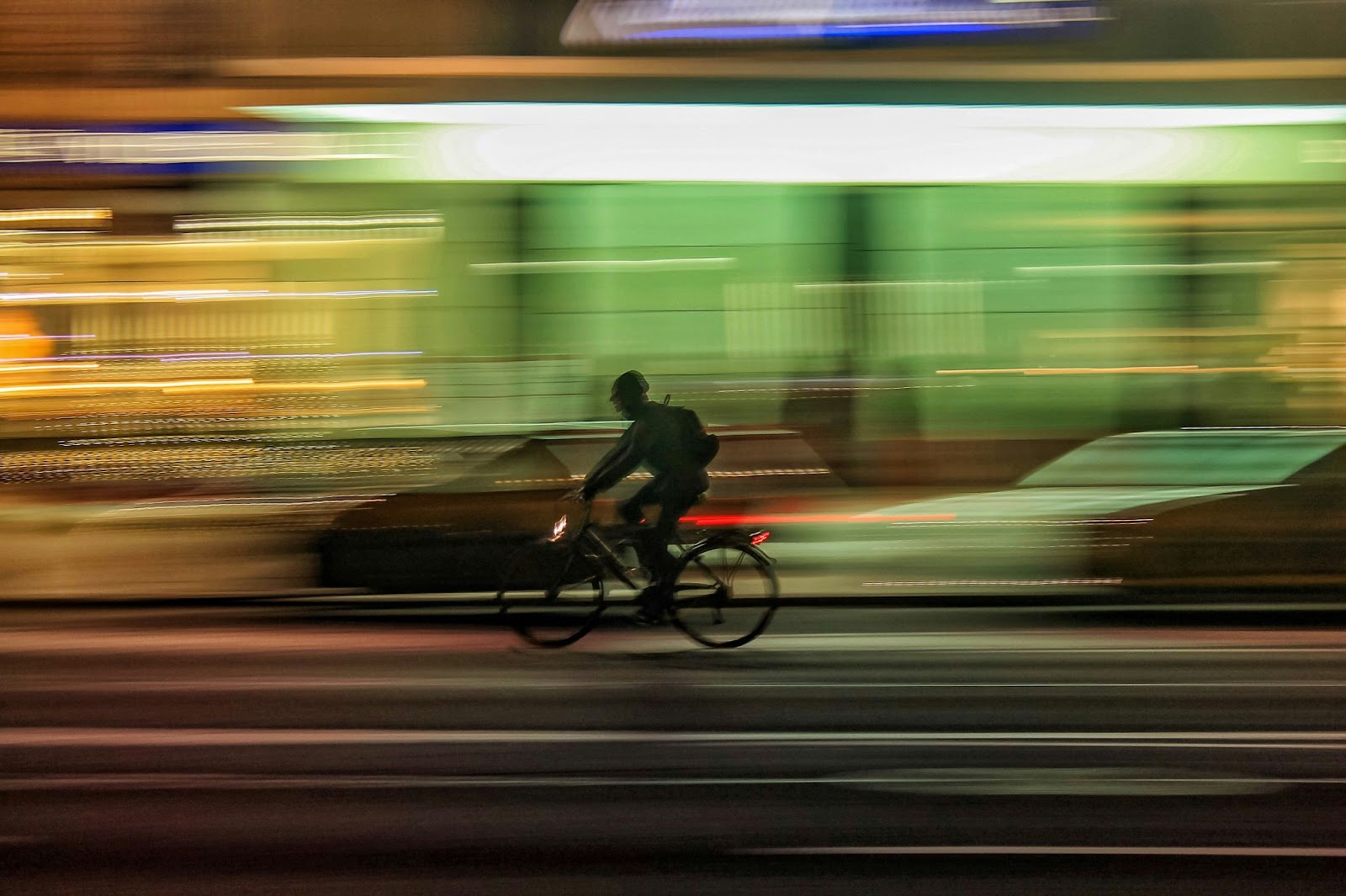 Professionnel avec son vélo cargo électrique de location à Paris