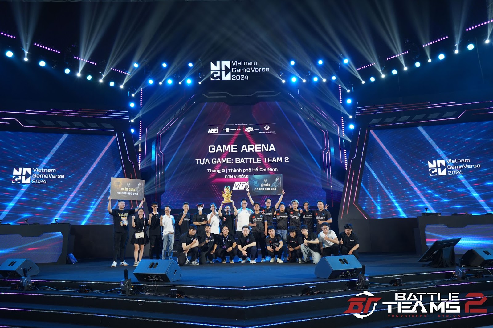 Trận chung kết tổng giải đấu Campus Championship Summer 2024 của Battle Teams 2 (Truy Kích PC) trên sân khấu lớn Vietnam GameVerse 2024.