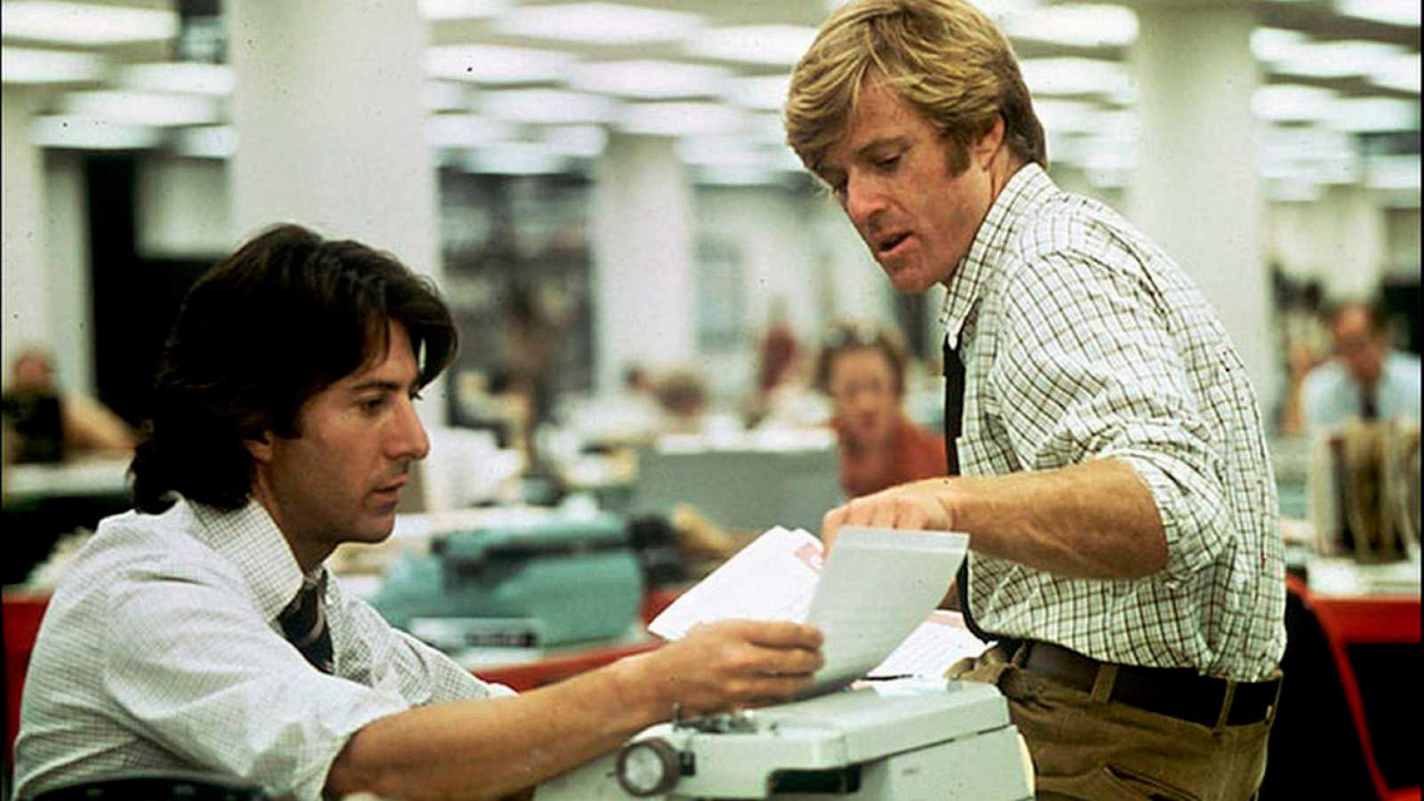 Dustin Hoffman y Robert Redford en la película "Todos los hombres del presidente" para el día del periodista.