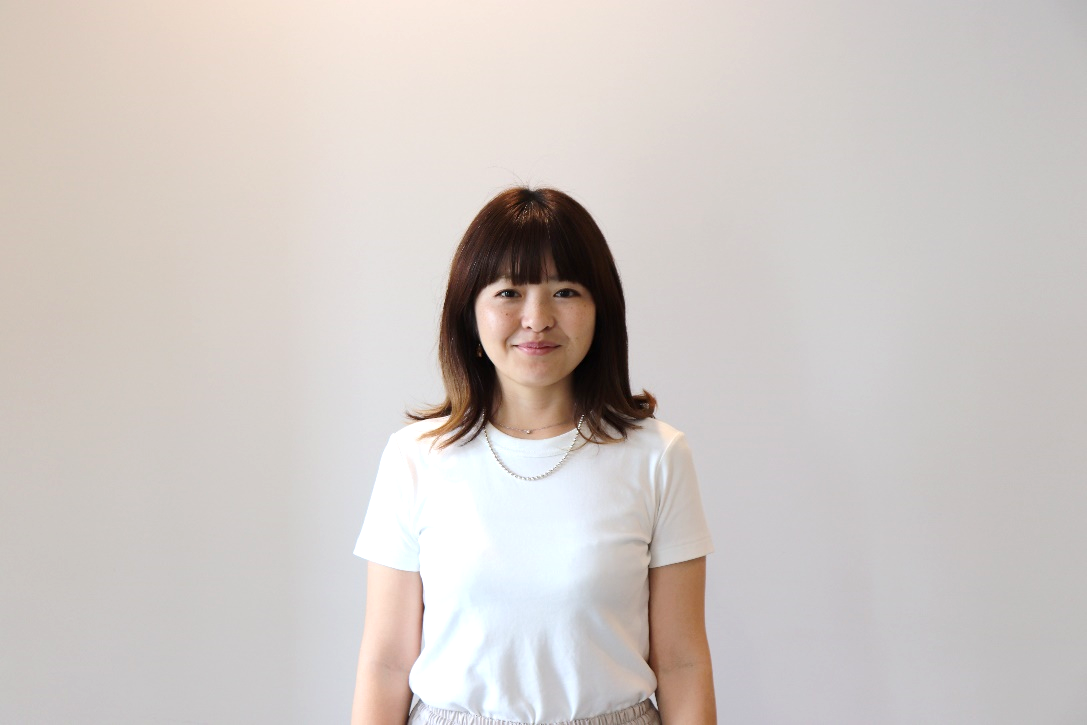 白い壁の前に立つ女性

中程度の精度で自動的に生成された説明