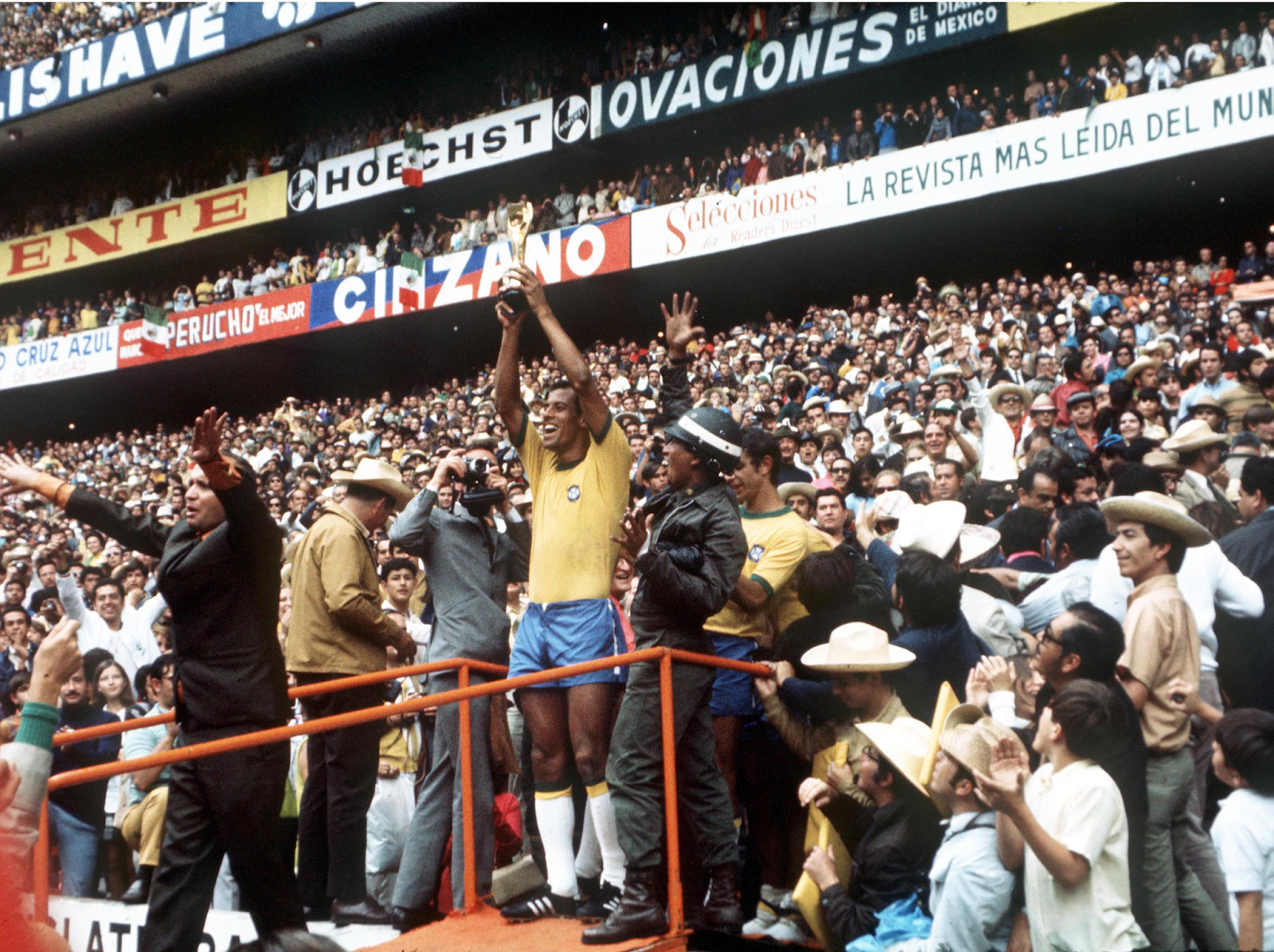 Carlos Alberto Torres, capitão do Brasil em 1970, levantando a taça Julies Rimet após a final da Copa do Mundo de 70, contra a Itália