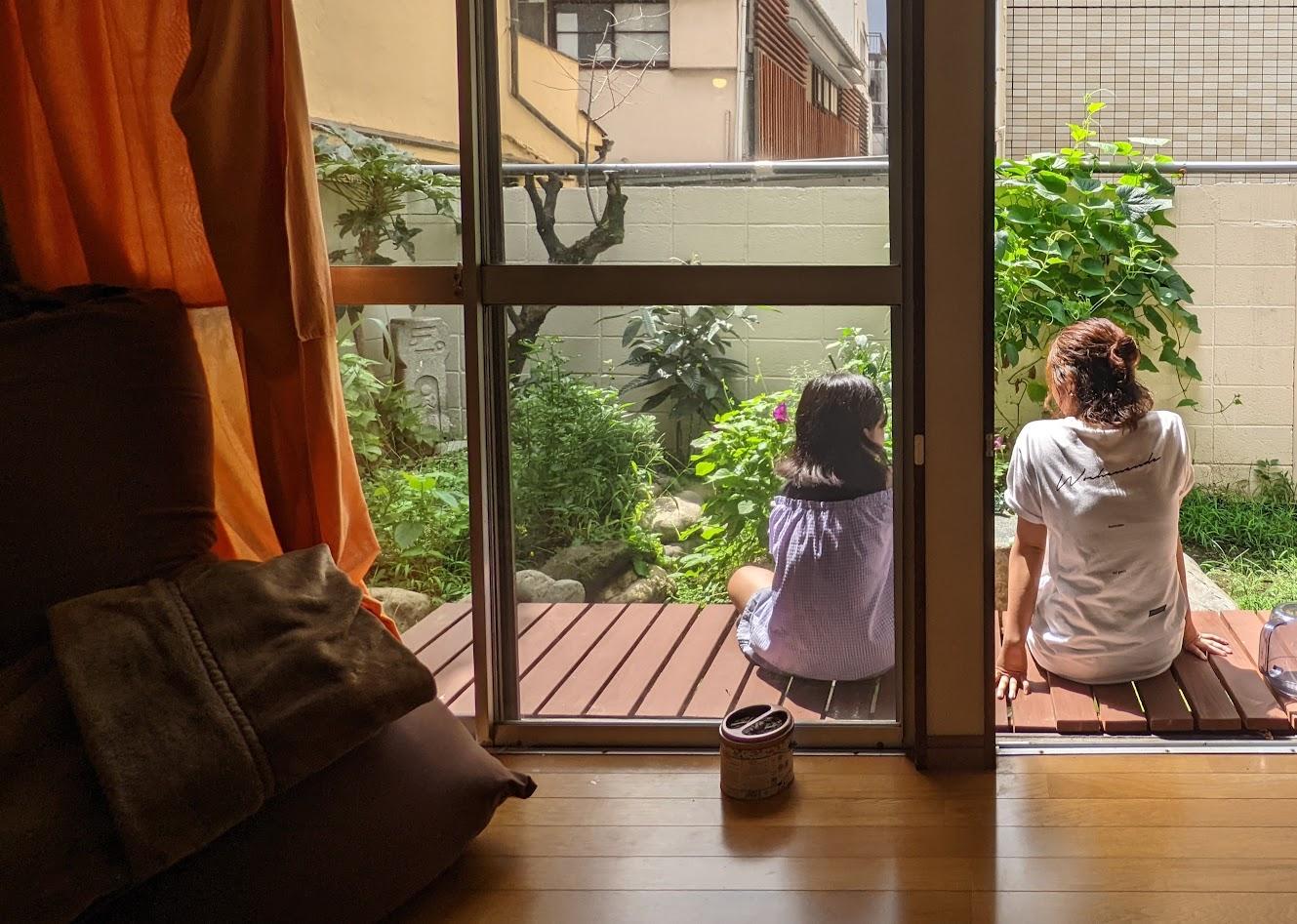 窓, 人, 屋内, 建物 が含まれている画像

自動的に生成された説明